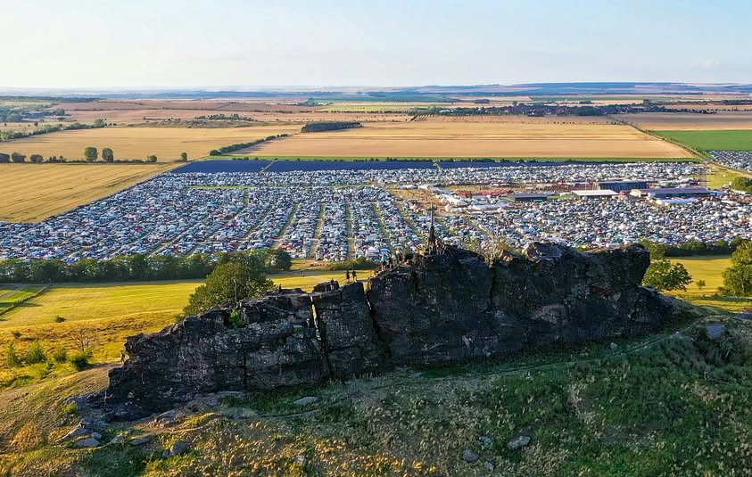 Luftbild von über der Teufelsmauer auf das Festivalgelände. 
Bildmateriel: Luftbild_Credit_Veruga_GmbH.jpg